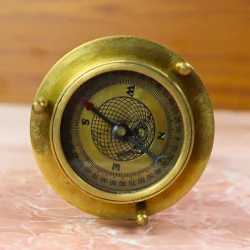 Dual Compass 5 Minutes SandTimer | Antique Brass, Functional Compasses, White Sand | Nautical Desk Decor & Unique Gift - Image 4