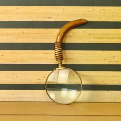 Brass Magnifier with Curved Handle and Ribbed Grip – Elegant Resin Design, Crystal-Clear Lens for Reading and Desk Decor - Image 4